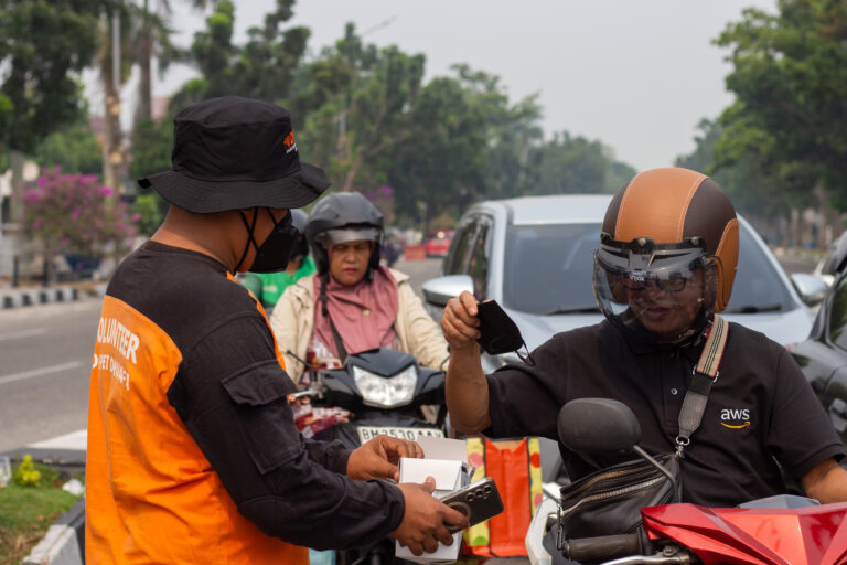 Peduli Dampak Karhutla, Dompet Dhuafa Riau Bagikan 1000 Masker di Kota Pekanbaru